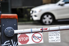 МЧС демонтирует во дворах шлагбаумы, которые никто не откроет пожарным