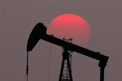 Нефть продолжает дешеветь на опасениях из-за нового штамма COVID-19