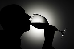 Главный нарколог разрешил на Новый год пить сухое вино раз в час