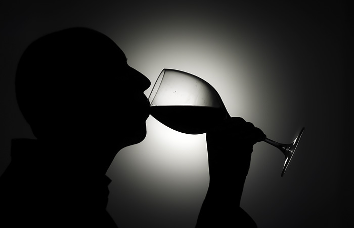 Главный нарколог разрешил на Новый год пить сухое вино раз в час
