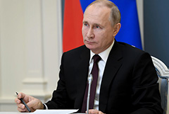 Путин подписал закон о наказании чиновников за оскорбления