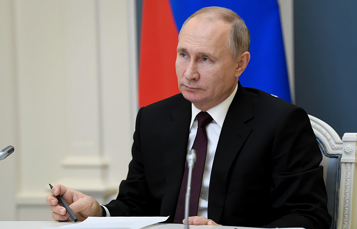 Путин подписал закон о наказании чиновников за оскорбления