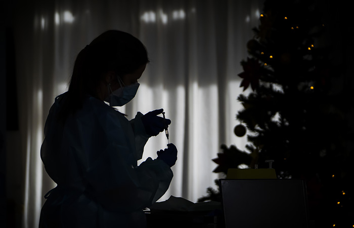 В России за сутки выявлено 27,7 тыс. новых случаев заражения коронавирусом