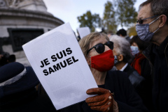 Французы после убийства учителя вышли протестовать против мракобесия
