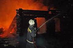 В Тюмени задержали владелицу сгоревшего нелегального дома престарелых