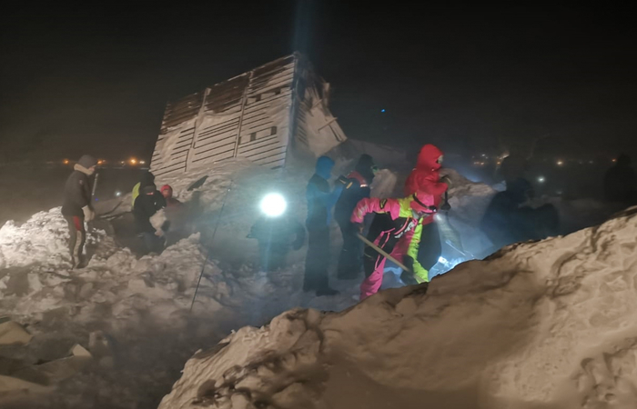 Под снежными завалами в Норильске обнаружили молодую девушку