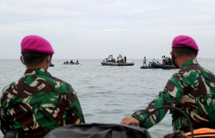 Спасатели нашли черные ящики рухнувшего в Яванское море авиалайнера