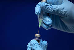 У 92,5% добровольцев РФ, получивших вакцину из КНР, выявили высокий уровень антител