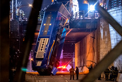 В Нью-Йорке автобус вылетел с эстакады и повис, надломившись