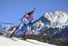 Россиянин Логинов выиграл индивидуальную гонку на этапе КМ по биатлону