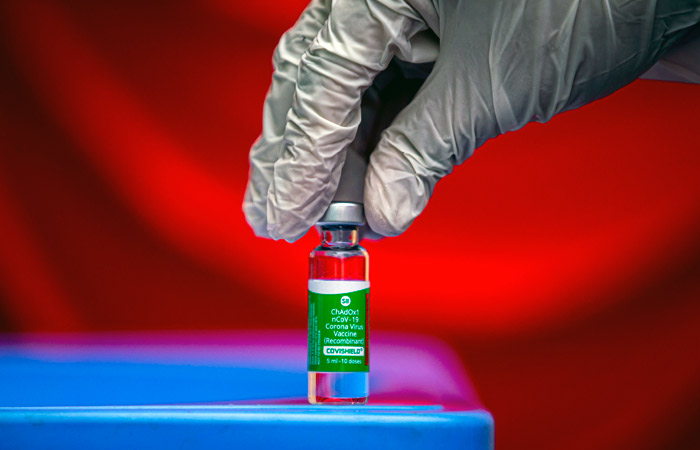 Немецкие эксперты сочли вакцину AstraZeneca пригодной лишь для людей до 64 лет
