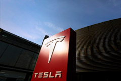 Tesla впервые завершила год с чистой прибылью