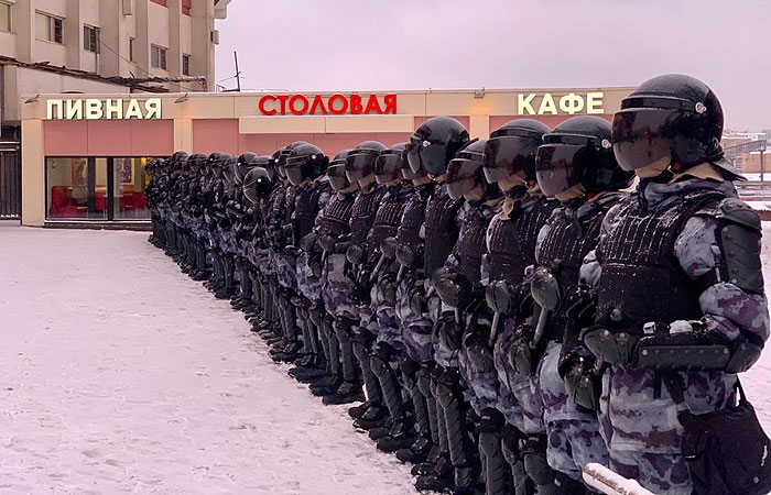 Участников акции начали задерживать на Комсомольской площади в Москве