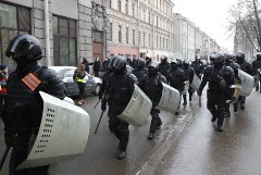 Полицейский в Петербурге достал оружие, успокаивая агрессивных протестующих