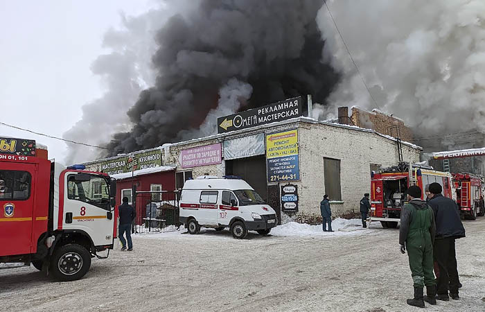 На горящем складе запчастей в Красноярске нашли погибшего