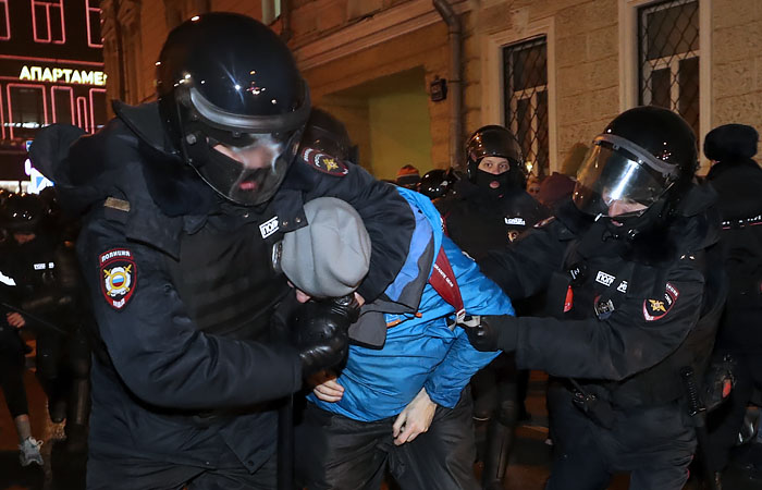 Песков расценил действия полиции как эффективные меры против провокаций
