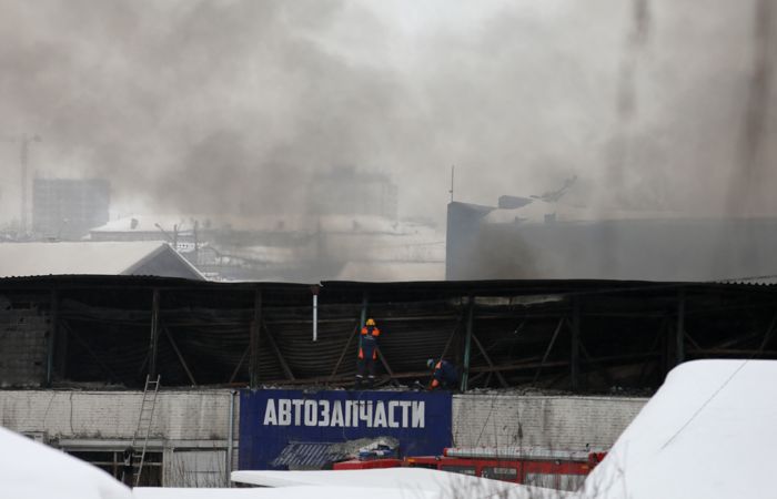 На сгоревшем складе в Красноярске найдены тела троих пожарных