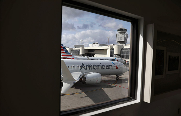 American Airlines может отправить тысячи сотрудников в неоплачиваемый отпуск