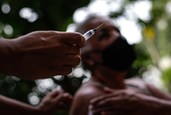 Полиция Бразилии проверяет сообщения о "ветреной вакцинации" от COVID