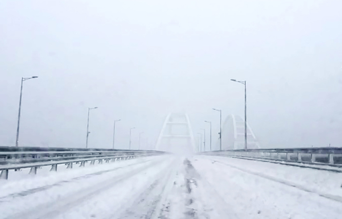 Крымский мост открыт для проезда автомобилей в обе стороны