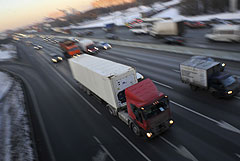 Ограничения для транзитных грузовиков свыше 12 т на МКАД продлили на год