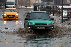 Сугробы в Москве за два дня оттепели подтаяли на 12 см