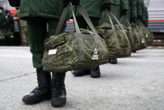 За службу в армии по контракту высказалась почти половина россиян