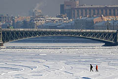 Ледокол и буксиры начали колоть лед для спасения Петербурга от наводнения