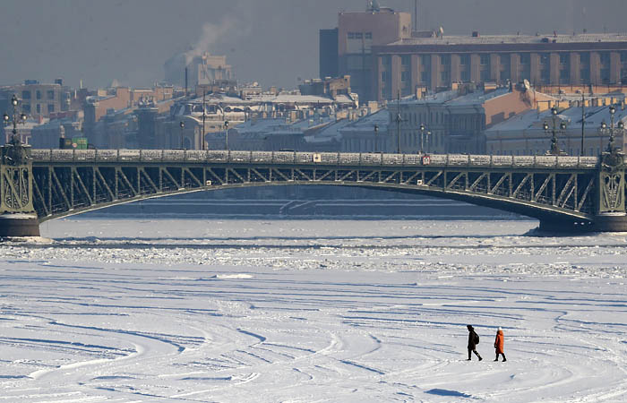 Ледокол и буксиры начали колоть лед для спасения Петербурга от наводнения