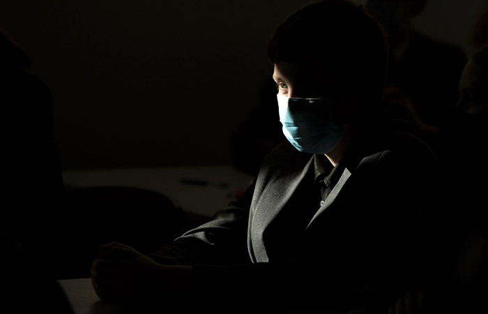 Школьники многих стран после года пандемии вернулись к очным занятиям