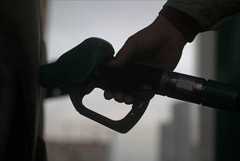 Биржевые цены на бензины впервые с февраля пошли вниз - на фоне заявлений властей о корректировке демпфера. Обзор