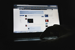 Facebook по требованию РКН удалил рекламу вакансий наркокурьеров