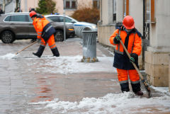 Тротуары Москвы обработают мелкогравийной крошкой против гололеда