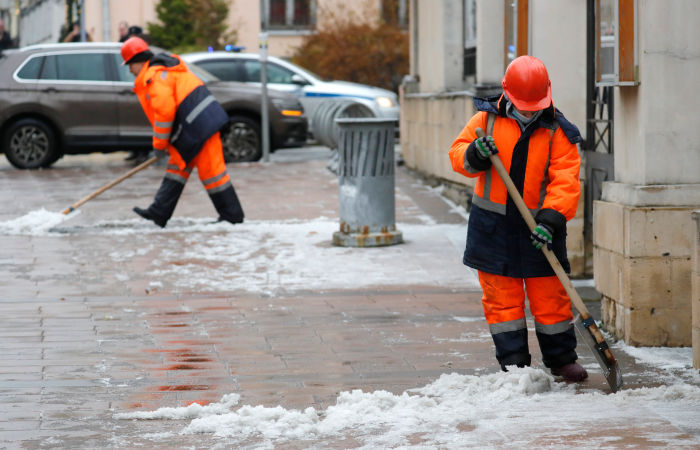 Тротуары Москвы обработают мелкогравийной крошкой против гололеда