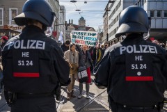 В немецком Касселе произошли столкновения противников ограничений с полицией