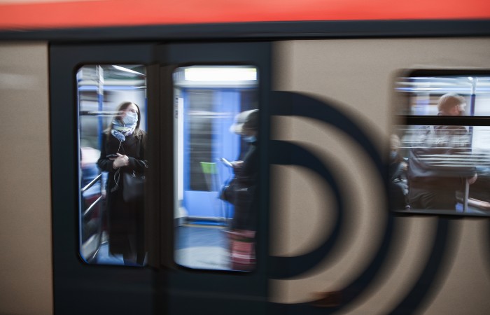 Пассажир упал на рельсы на станции метро "Дмитровская" в Москве