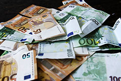 Евро поднялся выше 89 рублей впервые с 5 марта