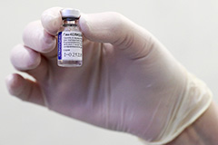 В РФ начаты испытания вакцины "Спутник V" в виде капель для носа