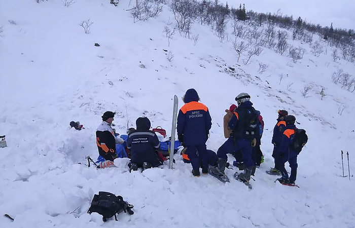 СК сообщил о смерти найденной под лавиной в Заполярье девочки