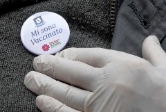 Еврокомиссар обещал, что "паспорта вакцинации" будут добровольными
