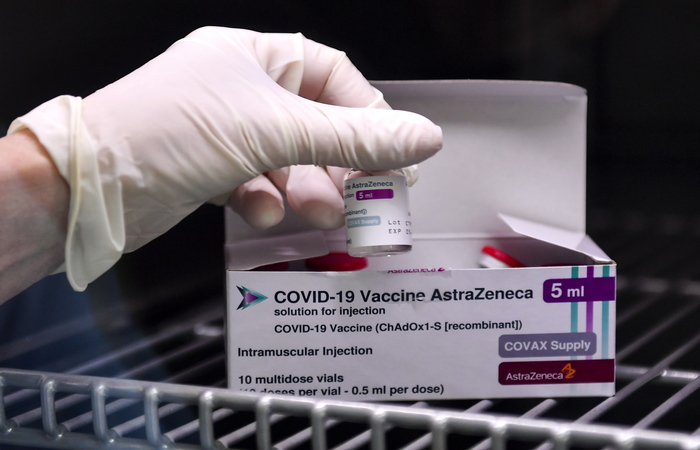 В Великобритании выявили 30 случаев тромбоза после вакцины AstraZeneca