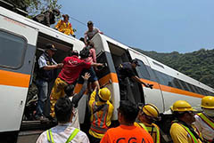 На Тайване в крушении пассажирского поезда погибли десятки человек