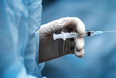 Вакцину "КовиВак" в московские поликлиники направлять пока не планируют