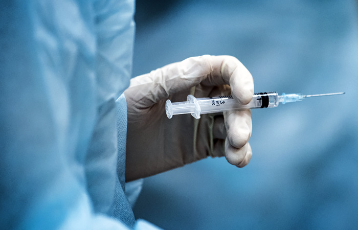 Вакцину "КовиВак" в московские поликлиники направлять пока не планируют