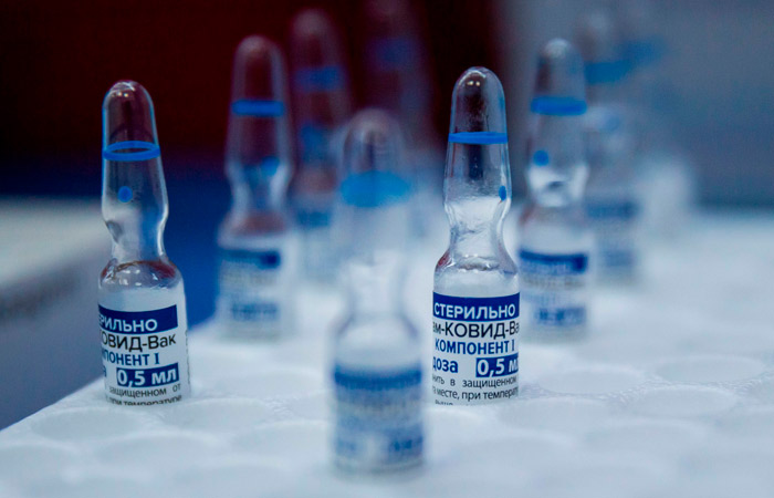 Росздравнадзор не зафиксировал смертей из-за российских COVID-вакцин
