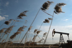 Нефть подешевела после скачка цен по итогам прошлой недели