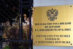 Словакия вышлет троих сотрудников посольства РФ