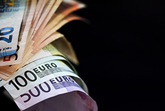 Евро опустился до 85 рублей впервые с 12 января