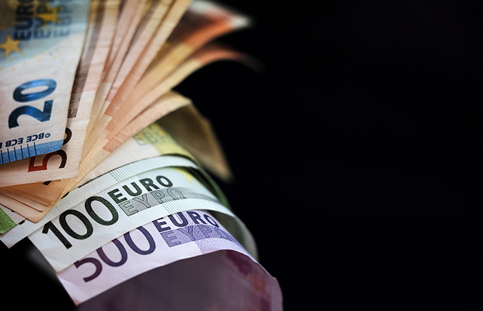 Евро опустился до 85 рублей впервые с 12 января