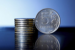 Рубль утром умеренно ослабел к доллару и евро вслед за нефтью